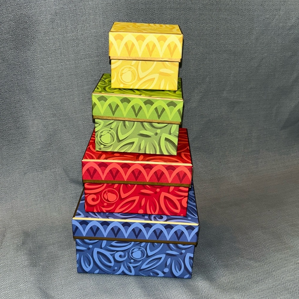 Set of 4 Harry and David gift boxes with lids. They fit inside of each other.